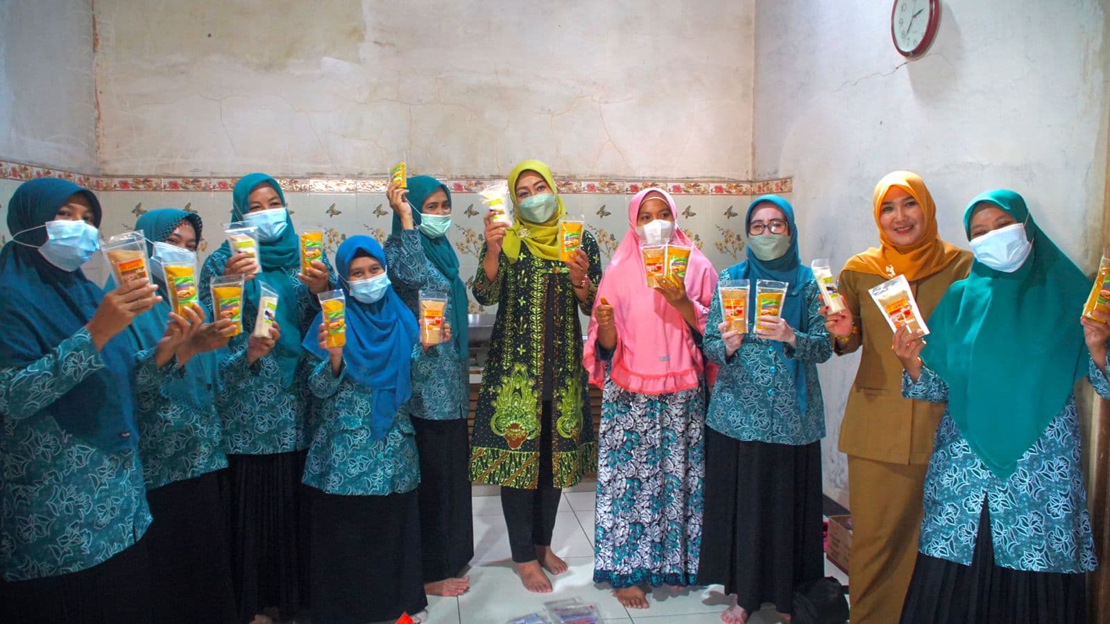 Tingkatkan Ekonomi Kreatif, PKK Desa Tanjungsari Latih Jamu Instan