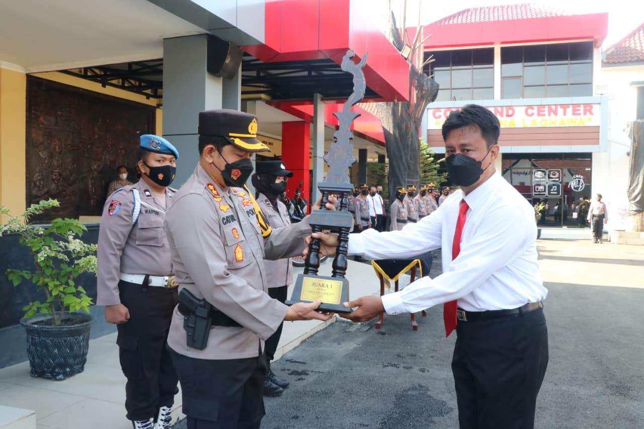Kapolres Ponorogo Beri Penghargaan 52 Anggota Berprestasi