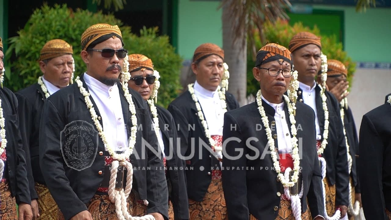 Kades Tanjungsari Bawa Pusaka Tombak Kiai Tunggul Nogo