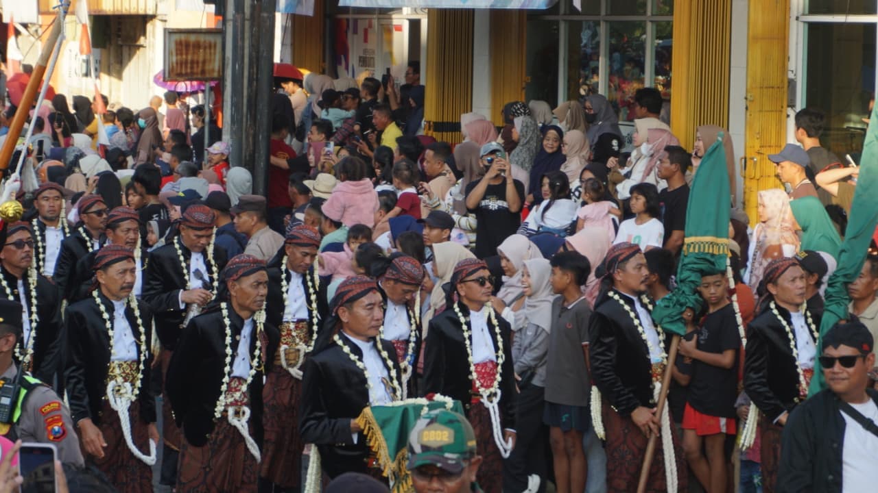 Kepala Desa Tanjungsari Bawa Pusaka di Kirab Grebeg Suro 2026