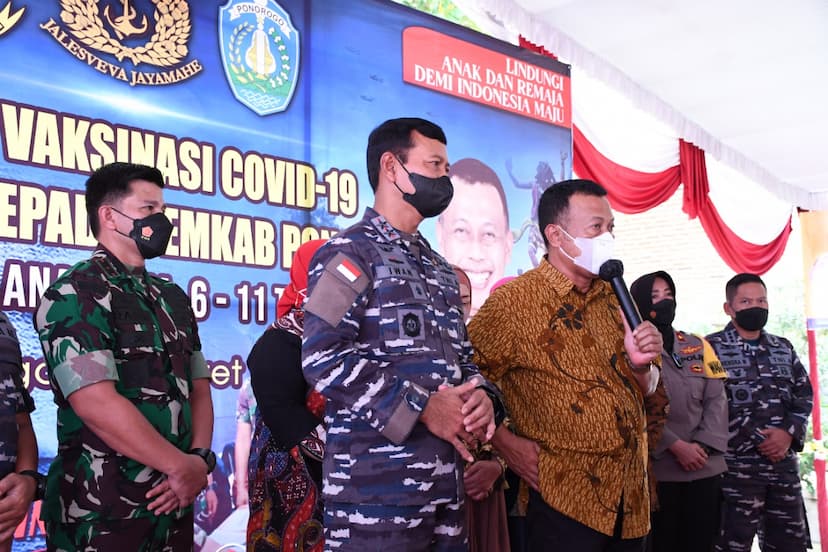 Pangkoarmada II Tinjau Vaksinasi Covid-19 di Ponorogo