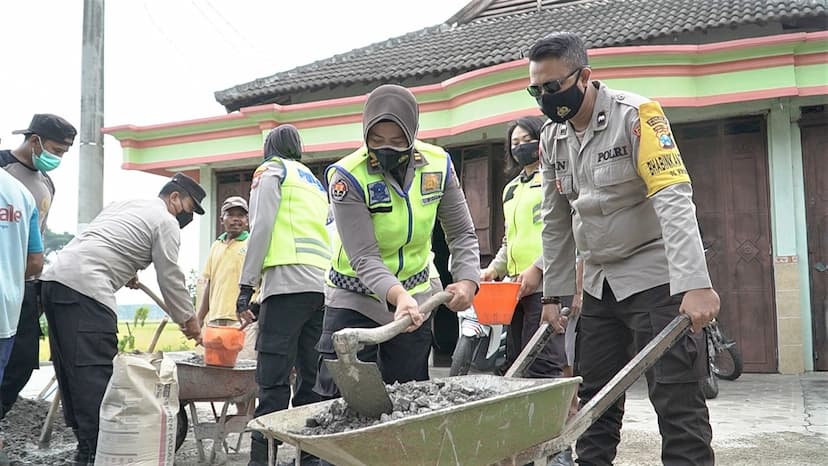 Aksi Nyata Polwan Polres Ponorogo Perbaiki Jalan di Jetis